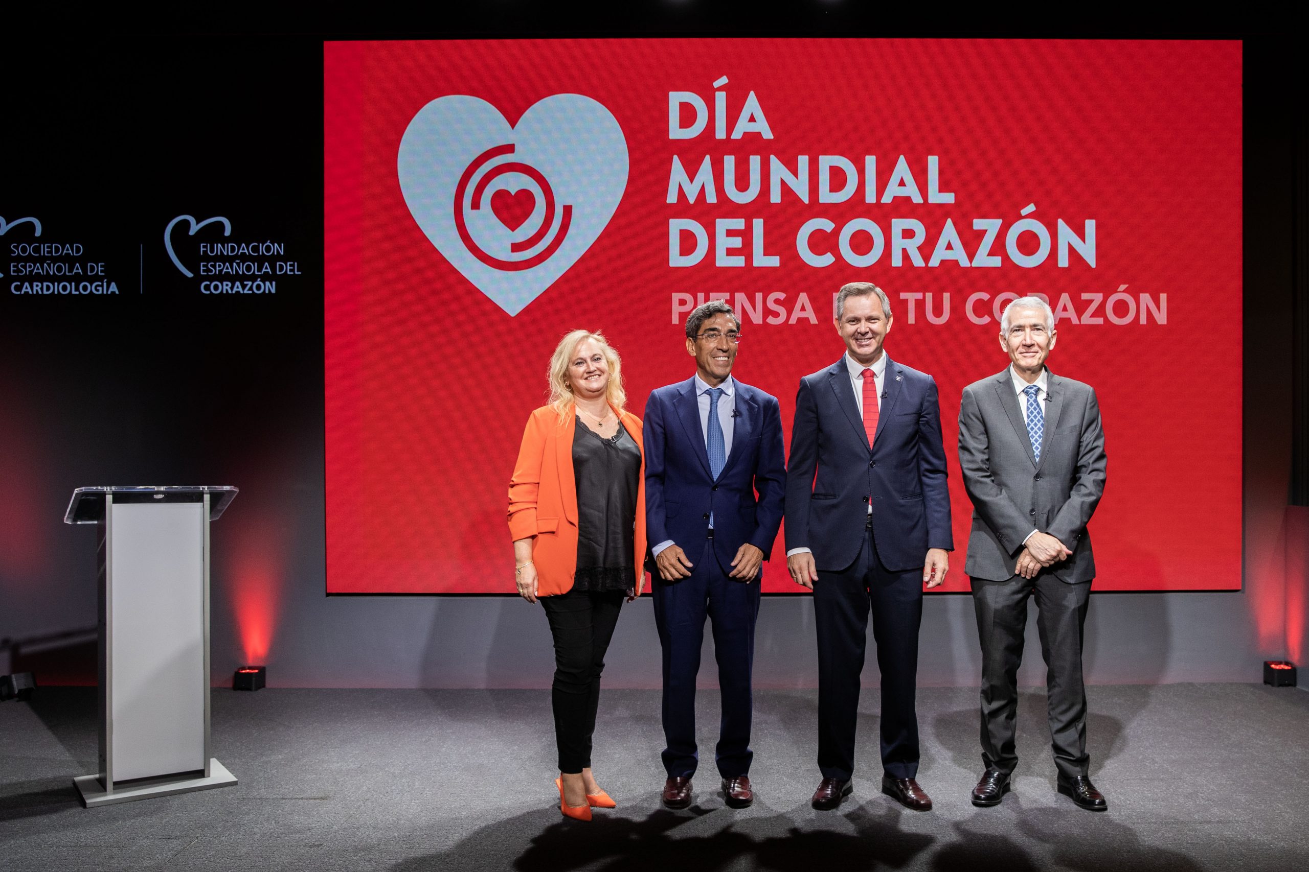 De izquierda a derecha, Maite San Saturnino, presidenta de la Plataforma de pacientes de la Fundación Española del Corazón (FEC); el Dr. Julián Pérez-Villacastín, presidente de la Sociedad Española de Cardiología (SEC); José Manuel Miñones, ministro de Sanidad; y el Dr. Luis Rodríguez Padial, presidente electo de la SEC.